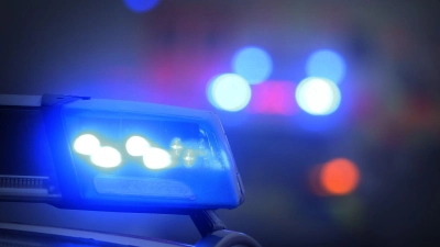 Die Straße musste laut Polizei bis in den späten Abend gesperrt werden, um den Lastwagen zu bergen. (Symbolbild) (Foto: Karl-Josef Hildenbrand/dpa)