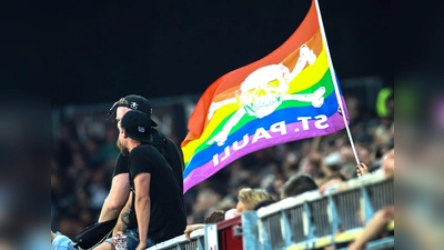 Ein Fan-Netzwerk des FC St. Pauli ruft dazu auf, beim Heimspiel gegen Wolfsburg Regenbogenfarben zu tragen. (Foto: Christian Charisius/dpa)