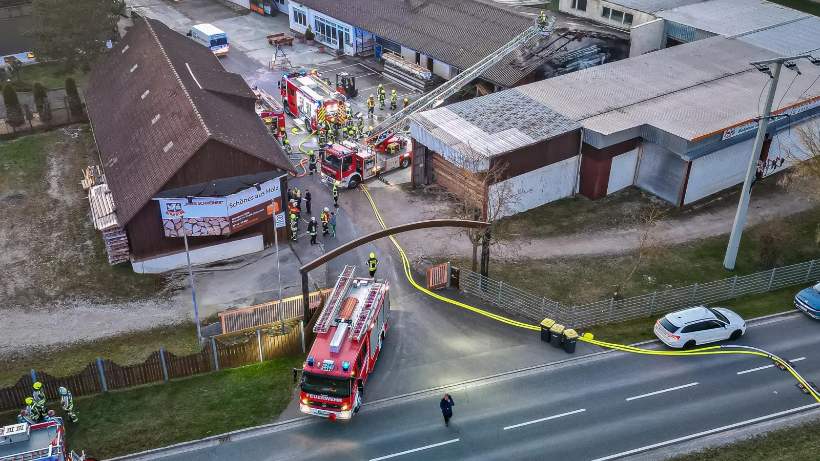 Zahlreiche Feuerwehrkräfte waren beim Brand einer Schreinerei in Mausdorf im Einsatz. (Foto: Mirko Fryska)