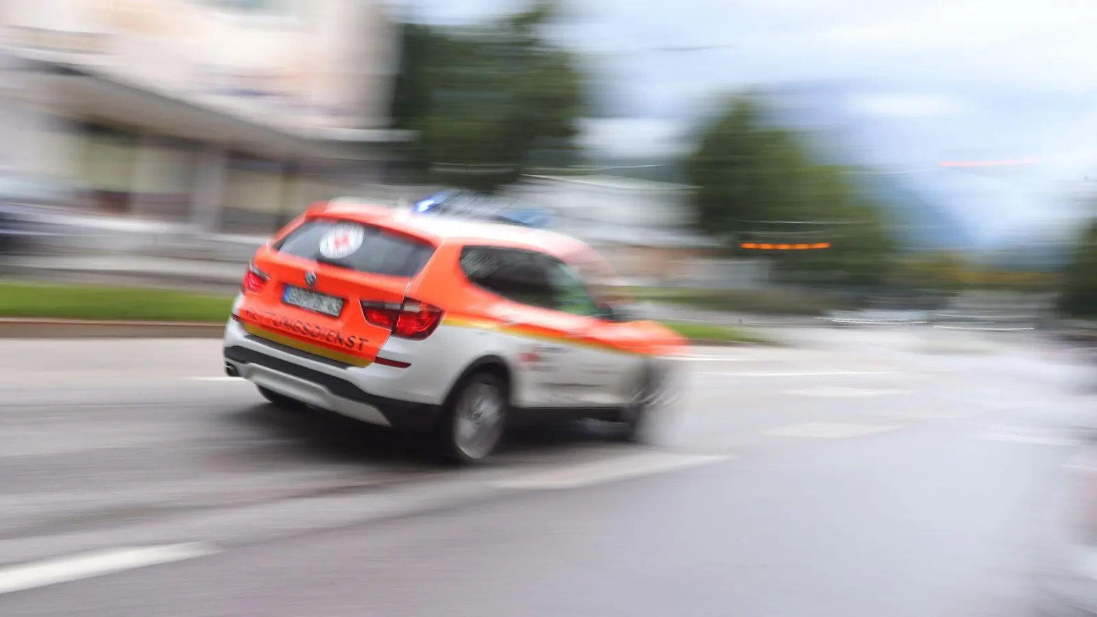Der Rettungsdienst bringt die Frau in eine Klinik - dort stirbt sie. (Symbolbild) (Foto: Karl-Josef Hildenbrand/dpa)