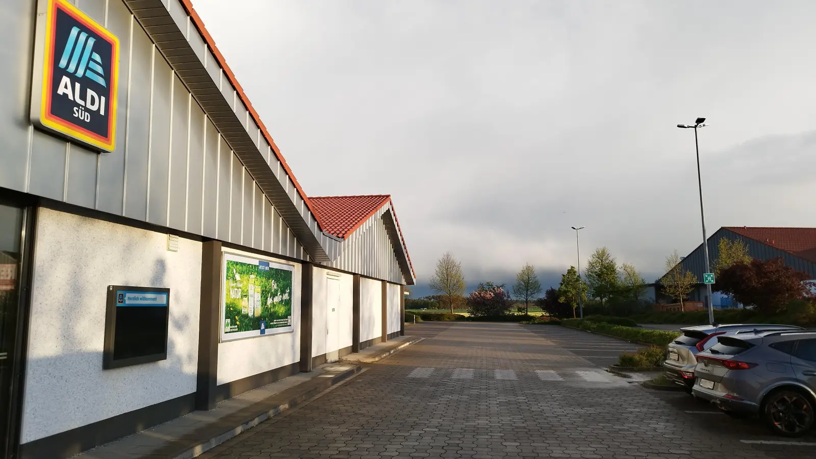 Zwischen dem bestehenden Aldi- und dem benachbarten Rewe-Markt soll in Merkendorf noch ein Drogeriemarkt gestellt werden. Die Zahl der Parkplätze wird sich dadurch verringern. (Foto: Robert Maurer)