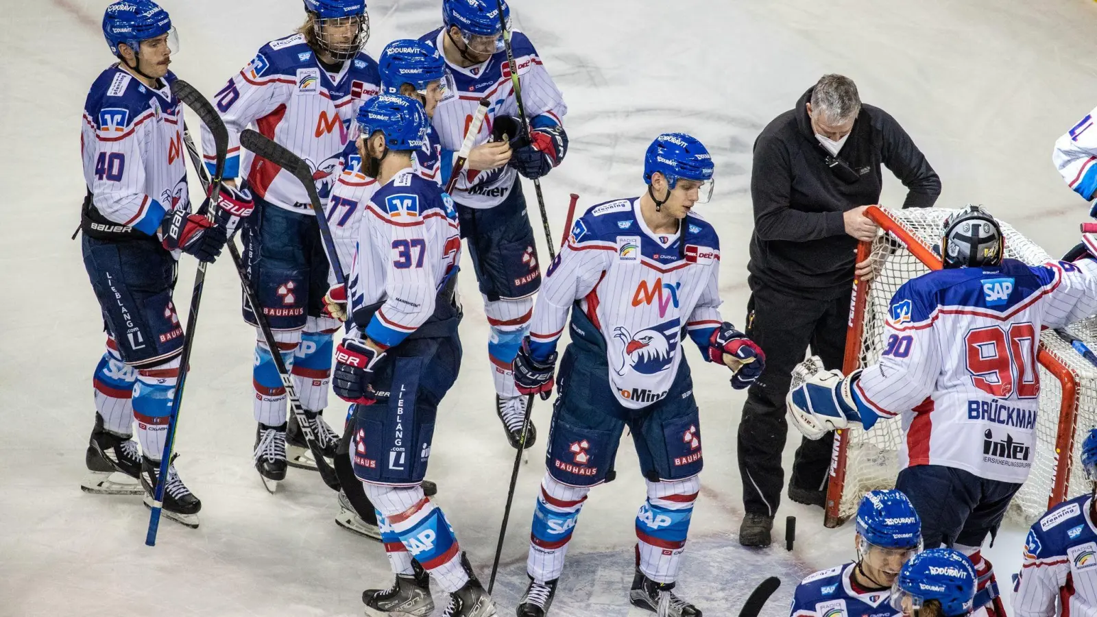 Das Team der Adler Mannheim hat überraschend eine Niederlage bei Aufsteiger Bietigheim Steelers kassiert. (Foto: Andreas Gora/dpa)