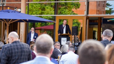 Der Unternehmerabend fand in diesem Jahr zum dritten Mal auf dem Hochschulcampus statt. OB Thomas Deffner möchte, dass es etliche mehr werden. (Foto: Hochschule Ansbach/Celine Schneider)