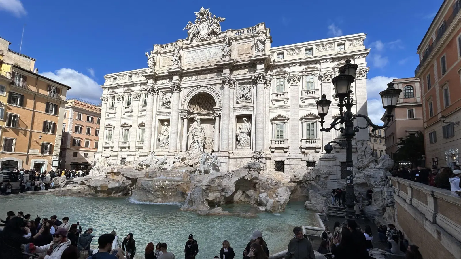 Die Fontana di Trevi gehört zu den äußerst beliebten Sehenswürdigkeiten. Vor mehr als 60 Jahren stieg das schwedische Fotomodell Anita Ekberg in den Barockbrunnen. Unsere Leserinnen und Leser beließen es dabei, ihn anzuschauen. (Foto: Ute Niephaus)