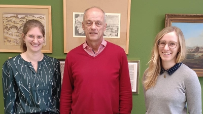 Trio in der Herrieder Kämmerei: Marina Splettstößer (links) und Sophia Lutz (rechts) werden von Ralph Meyer auf die Nachfolge vorbereitet. (Foto: Stadt Herrieden/Dorina Jechnerer)