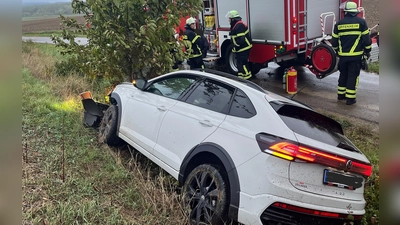 Das Auto schlug nach dem Unfall von sich aus per eCall Alarm. Da der Fahrer keine Antwort gab, rückten umgehend Helfer an. (Foto: Feuerwehr Uffenheim)