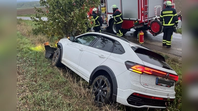 Das Auto schlug nach dem Unfall von sich aus per E-Call Alarm. Da der Fahrer keine Antwort gab, rückten umgehend Helfer an. (Foto: Feuerwehr Uffenheim)