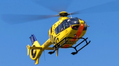 Rettungshubschrauber «Christoph 33» ist im Landeanflug. (zu dpa: «Mann stirbt nach Unfall - Tochter hört am Telefon zu») (Foto: Frank Hammerschmidt)