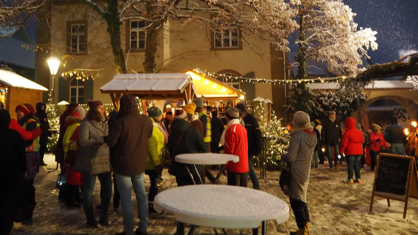 Charmanter Treffpunkt: Zum Weihnachtsmarkt kommen viele Menschen aus Feuchtwangen und Umgebung auf dem Kirchplatz zusammen. (Archivbild: Erich Herrmann)