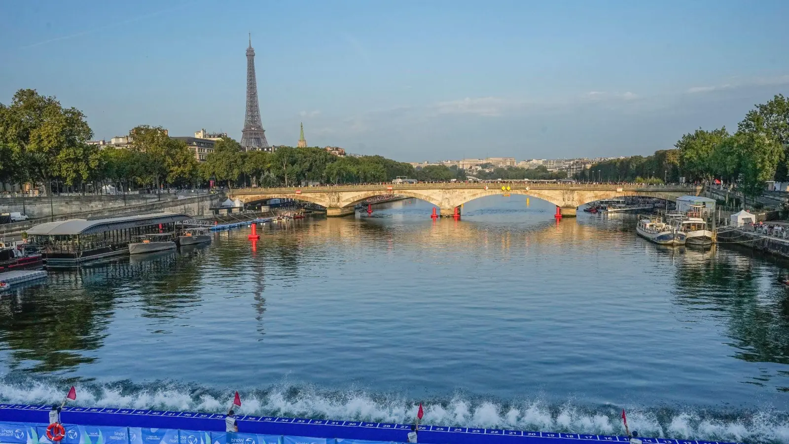 Wird die Seine tatsächlich sauber genug zum Schwimmen sein oder nicht - in Paris ist dies vor den Olympischen Spielen im Sommer eine vieldiskutierte Frage. Der Ehrgeiz der Organisatoren ist es, Wettkämpfe in dem Fluss im Herzen der Stadt abzuhalten. (Foto: Michel Euler/AP/dpa)