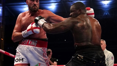 Tyson Fury (l) hat Dillian Whyte k.o. geschlagen und seinen Titel verteidigt. (Foto: Nick Potts/PA Wire/dpa)