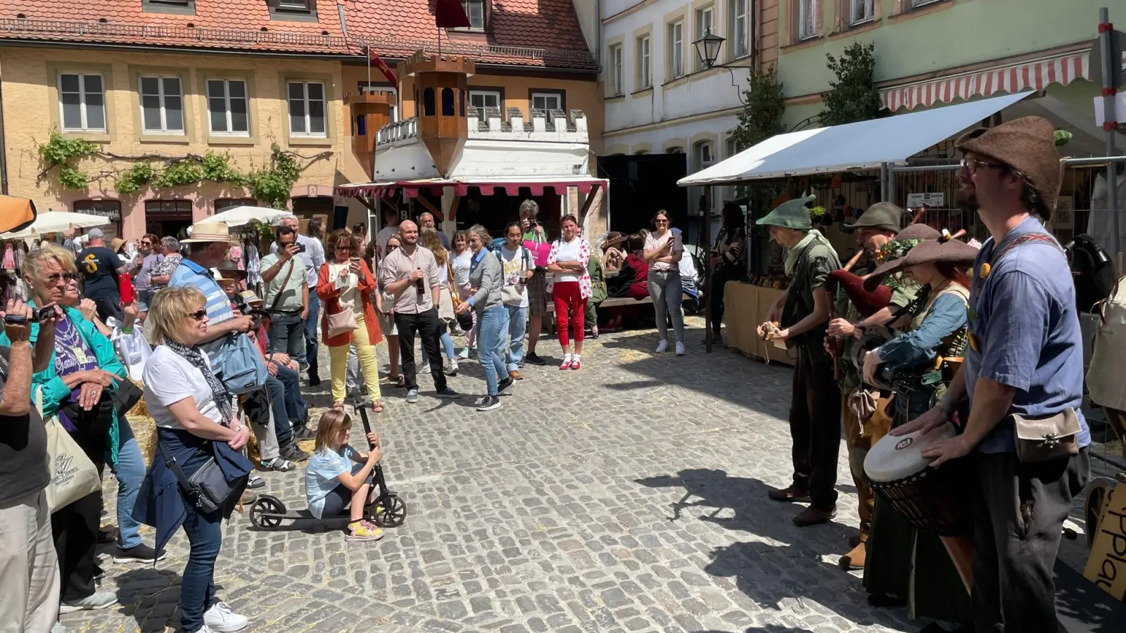 Zweiter Tag bei den Pfingsfestspielen in Rothenburg. Bei bestem Wetter gibt es überall in der Stadt mittelalterliches Treiben zu bewundern. (Foto: Gerhard Krämer)