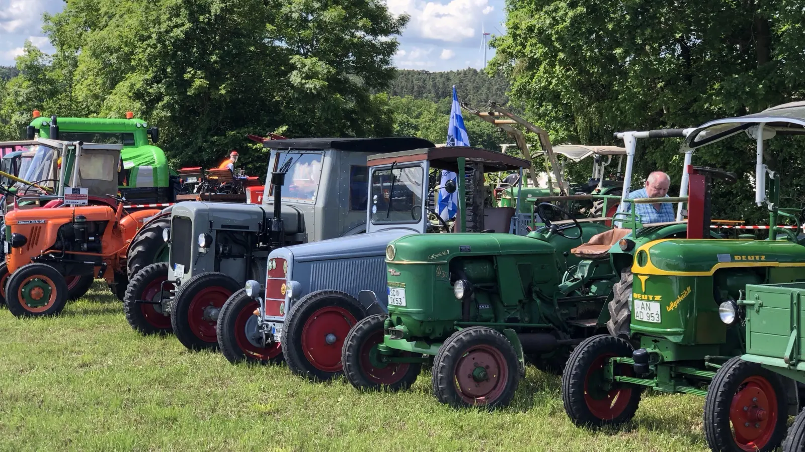 Stolze Parade in Bertholdsdorf: Sämtliche Traktoren sind einsatzbereit. (Foto: Florian Pöhlmann)