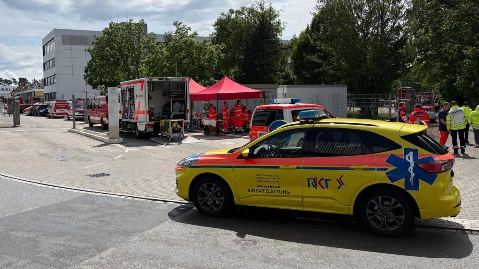 Laut Feuerwehr waren zwischenzeitlich etwa 100 Rettungskräfte im Einsatz. (Foto: Sanitätseinsatzleitung/Nürnberger Hilfsorganisationen/dpa)