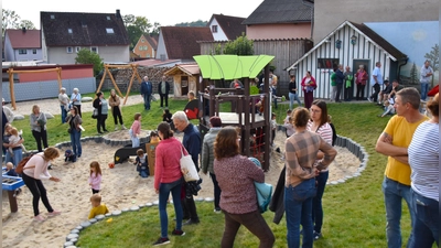 Die Gäste informierten sich bei einem Rundgang auch über die Außenanlagen, während die Kinder schon mal die Spielgeräte ausprobierten. (Foto: Werner Wenk)