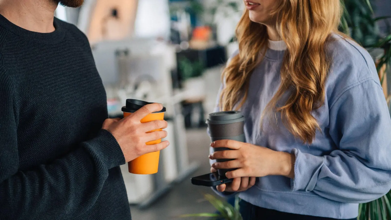 Die Körper reagieren unterschiedlich auf Kaffeekonsum - der eine braucht ihn zum Aufwachen, der andere muss danach schneller aufs Klo. (Foto: Zacharie Scheurer/dpa-tmn)