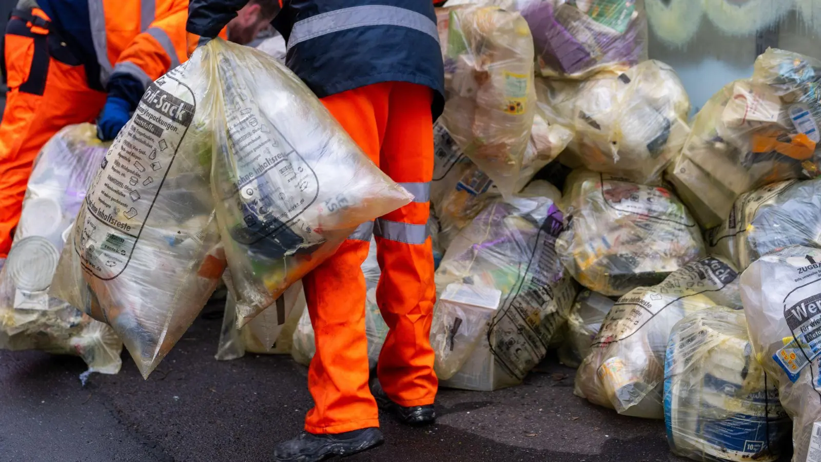 Richtig getrennt oder nicht? Durchsichtige Tüten erleichtern den Entsorgern die Arbeit.  (Foto: Harald Tittel/dpa/dpa-tmn)