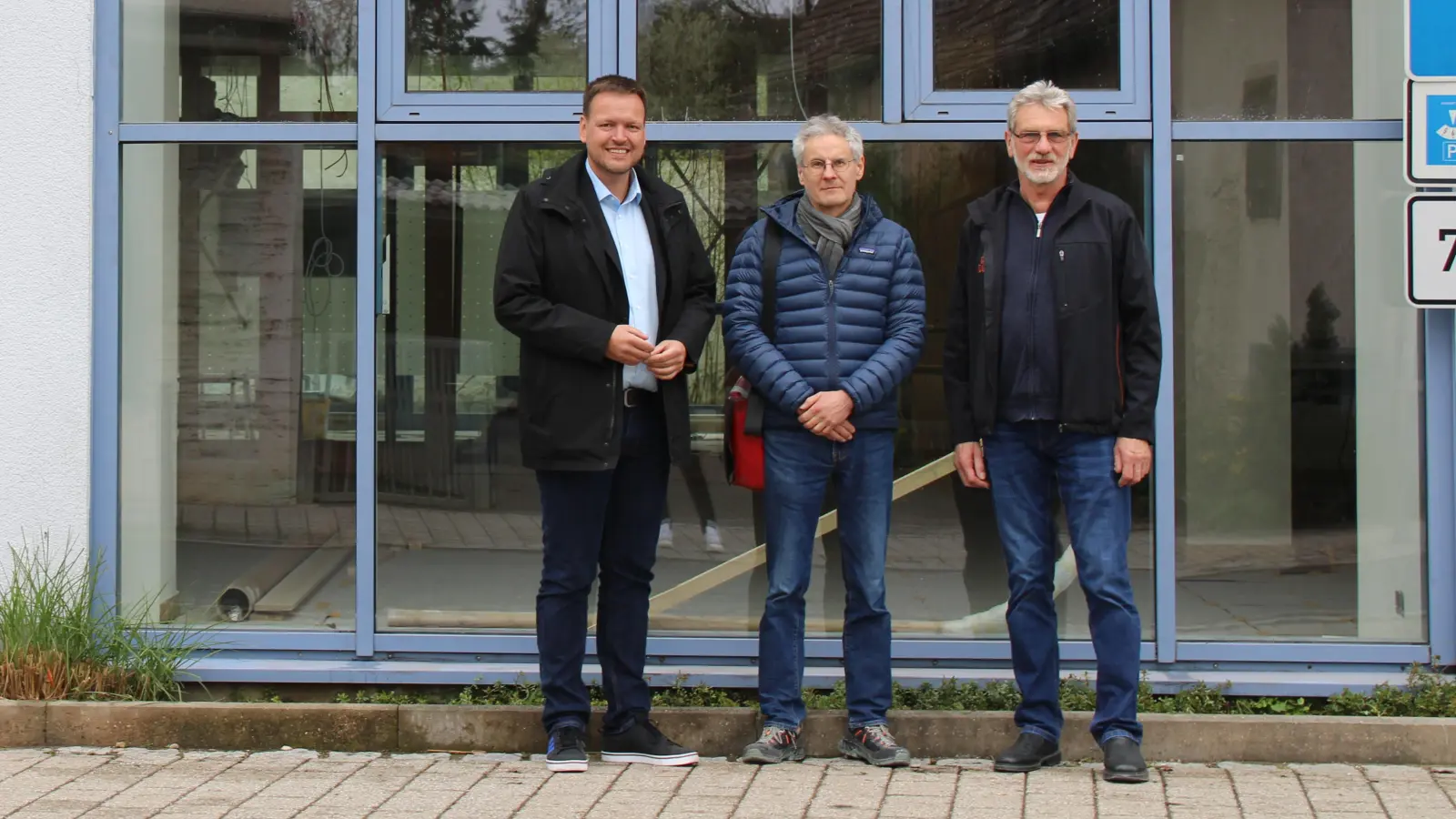Bürgermeister Markus Helmreich, Architekt Werner Schad und zweiter Bürgermeister Roland Schmidt freuen sich über die Fertigstellung des Begegnungshauses in Diespeck und laden Sie ein zum Tag der offenen Tür am Sonntag, 10. Mai 2026. Von 11 bis 16 Uhr können die neuen Räume erkundet werden. (Foto: Ramona Emmert)