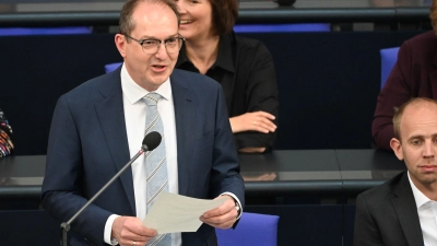 Bundesinnenminister Alexander Dobrindt (CSU) hat die verschärften Grenzkontrollen verteidigt. (Foto: Katharina Kausche/dpa)