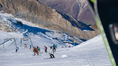 Am Hintertuxer Gletscher ist die Skisaison besonders lang - offiziell läuft sie 365 Tage. (Foto: Tom Nebe/dpa-tmn)