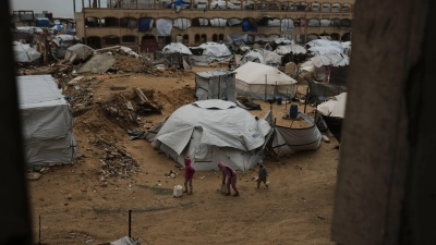 Im Gazastreifen leben viele Menschen trotz Waffenruhe weiterhin unter katastrophalen Bedingungen. (Foto: Jehad Alshrafi/AP/dpa)
