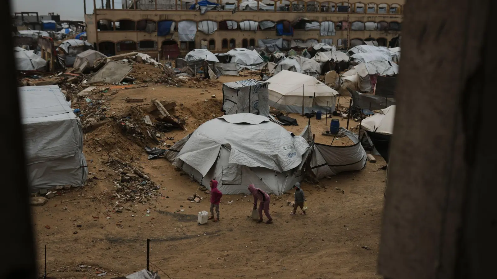 Im Gazastreifen leben viele Menschen trotz Waffenruhe weiterhin unter katastrophalen Bedingungen. (Foto: Jehad Alshrafi/AP/dpa)