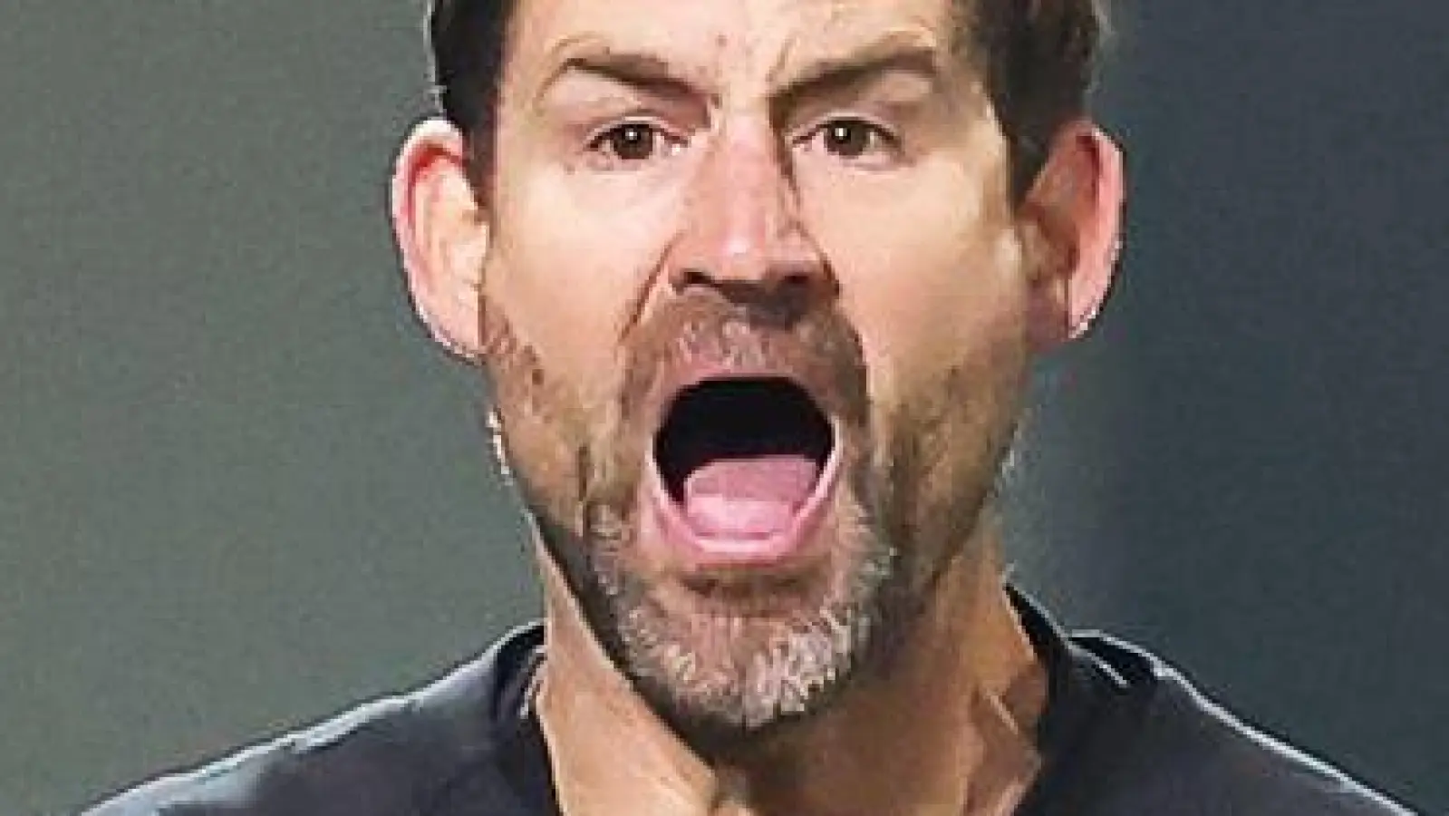 Fürths Trainer Thomas Kleine in Aktion am Spielfeldrand. (Foto: Daniel Karmann/dpa)