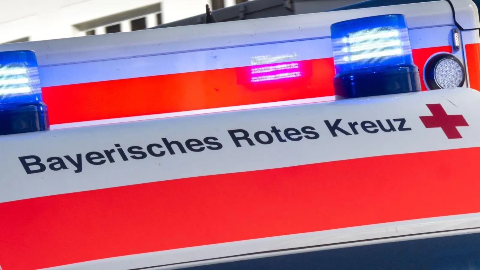 Sanitäter reanimieren den Autofahrer an der Unfallstelle. (Symbolbild) (Foto: Peter Kneffel/dpa)