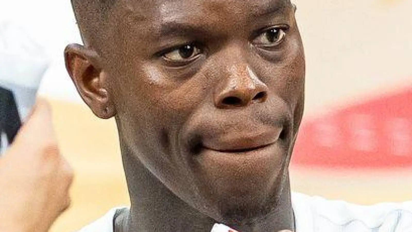 Nahm sich Zeit für Fans: Basketball-Kapitän Dennis Schröder. (Foto: Daniel Löb/dpa)