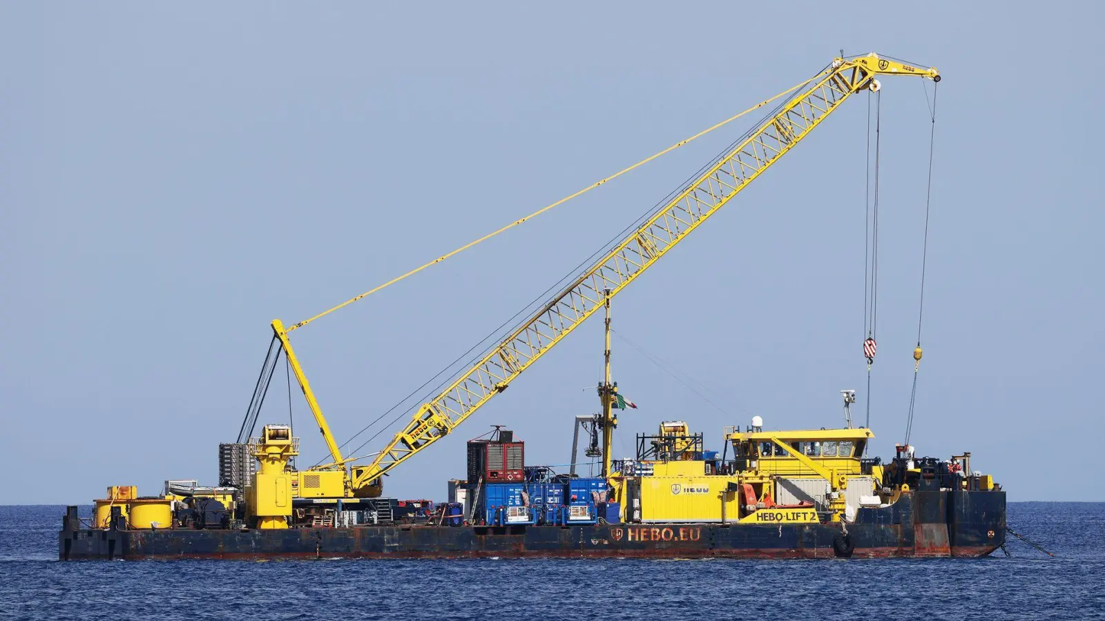 Das riesige Schiff, das vor der italienischen Mittelmeerinsel in etwa 50 Metern Tiefe liegt, soll bis Mitte Juni nach oben gebracht werden.  (Foto: Alberto Lo Bianco/LaPresse via ZUMA Press/dpa)