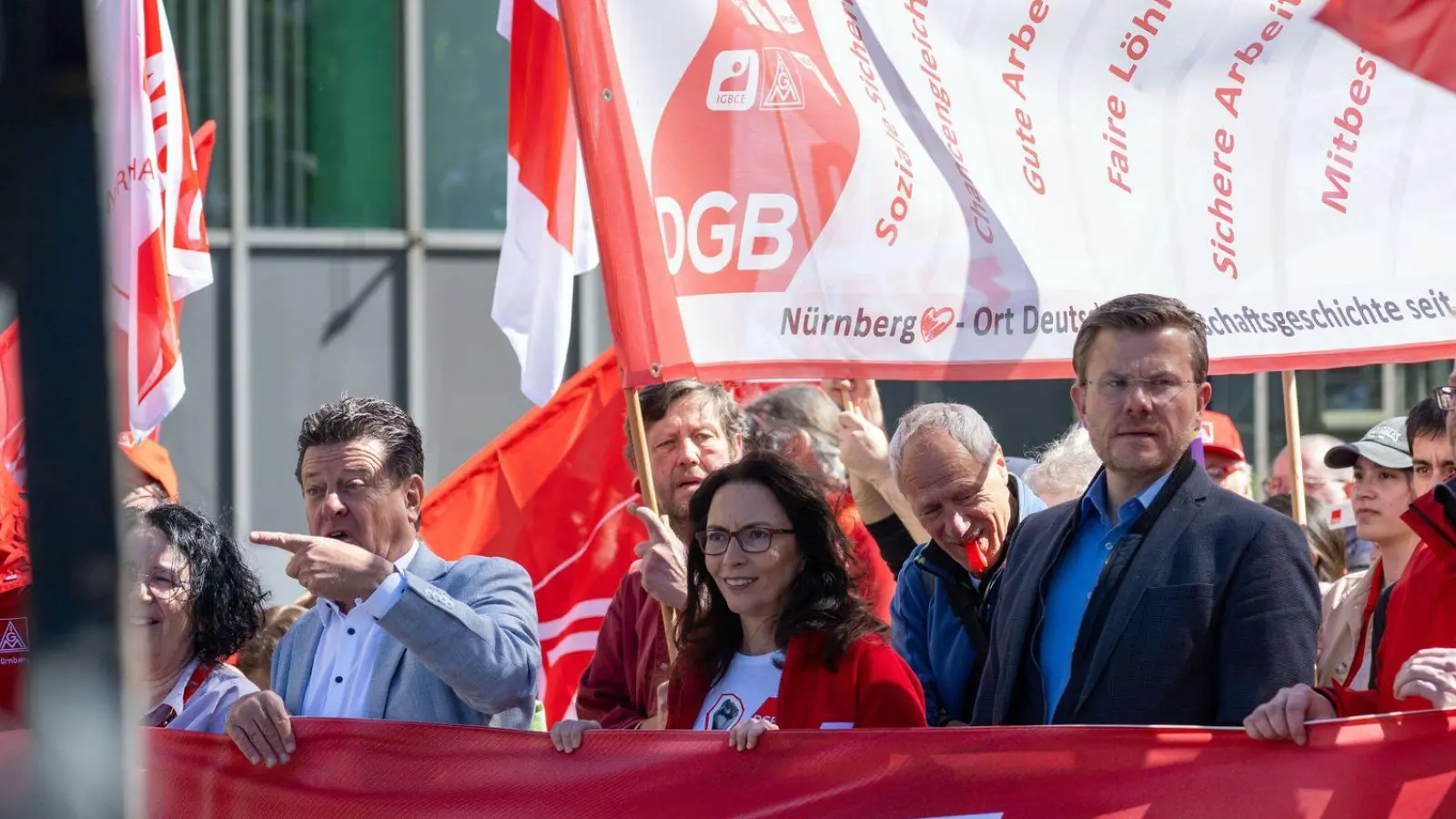 Die DGB-Bundesvorsitzende Yasmin Fahimi (Mitte) bei der zentralen Maikundgebung der Gewerkschaften in Nürnberg. (Foto: Pia Bayer/dpa)