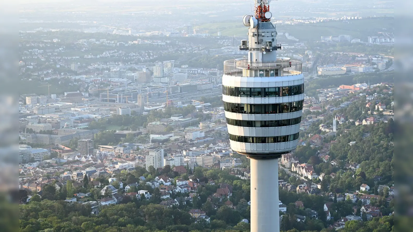 Stuttgart ist sowohl für Immobilienkäufer als auch für Mieter weniger teuer als München. (Illustration) (Foto: Bernd Weissbrod/dpa)