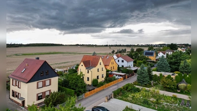 Herbststurm im Anmarsch: Schon Windstärken um die 40 km/h reichen aus, um leichte Gartenmöbel herumfliegen zu lassen. (Foto: Jan Woitas/dpa/dpa-tmn)