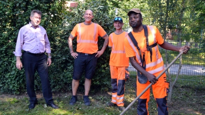 Mohamed Assanas (rechts) aus dem Benin liebt es, den Uffenheimer Bauhof zu unterstützen. Darüber freuen sich Wolfgang Lampe, Thomas Siebert und Jonas Belian (von links). (Foto: Johannes Zimmermann)