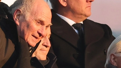 Uli Hoeneß, Ehrenpräsident des FC Bayern München und Bundespräsident Frank-Walter Steinmeier (r) nehmen an der Trauerfeier für Franz Beckenbauer teil. (Foto: Christian Charisius/dpa)