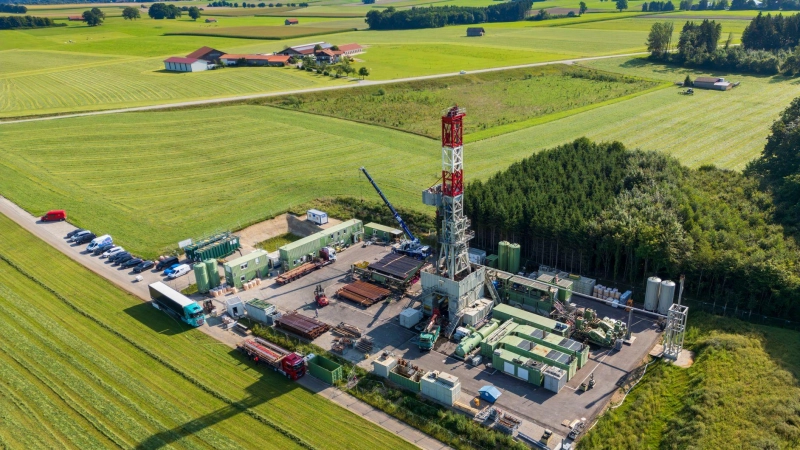 Ob die Probebohrung nach Erdgas in Reichling am Ammersee erfolgreich war, wird derzeit noch im Labor analysiert. In der Gemeinde sorgt die mögliche Förderung aber weiter für viel Unruhe - dabei geht es auch um die Sorge vor möglichen Enteignungen. (Archivbild) (Foto: Peter Kneffel/dpa)