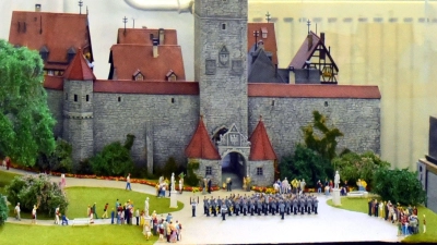 Mit den Figuren der Firma lassen sich Modelllandschaften beleben. Dieses Diorama ist an die Stadt Rothenburg angelehnt. (Foto: Irmeli Pohl)