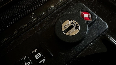 Zu erkennen am roten Rauten-Symbol: TSA-Schlösser lassen sich vom Sicherheitspersonal an vielen Flughäfen gewaltfrei öffnen - falls beim Durchleuchten des Gepäcks potenzielles Gefahrgut entdeckt wurde. (Foto: Zacharie Scheurer/dpa-tmn)