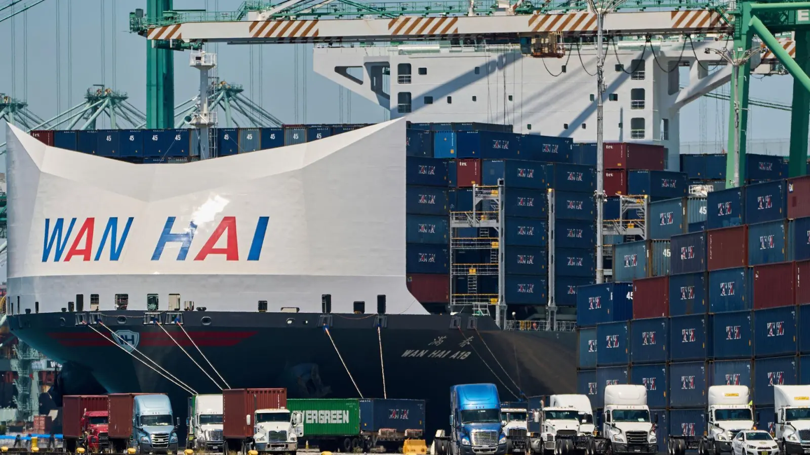 Die EU und die USA hatten im Zollstreit zuletzt eine Einigung erzielt. (Symbolbild) (Foto: Damian Dovarganes/AP/dpa)