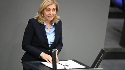 Ministerin Warken wirbt, stabile Beiträge seien kein Selbstzweck.  (Foto: Elisa Schu/dpa)