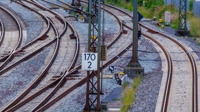Die Sanierung der Strecke Hamburg-Berlin dauerte deutlich länger als geplant - noch immer sind Nacharbeiten nötig. (Archivbild) (Foto: Jens Büttner/dpa)