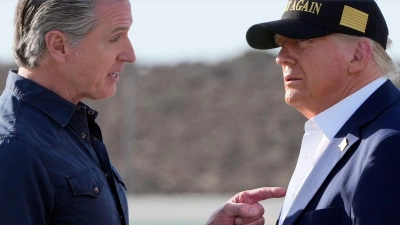 Kaliforniens Gouverneur Gavin Newsom (l) ist ein profilierter Gegner Donald Trumps. (Archivbild) (Foto: Mark Schiefelbein/AP/dpa)