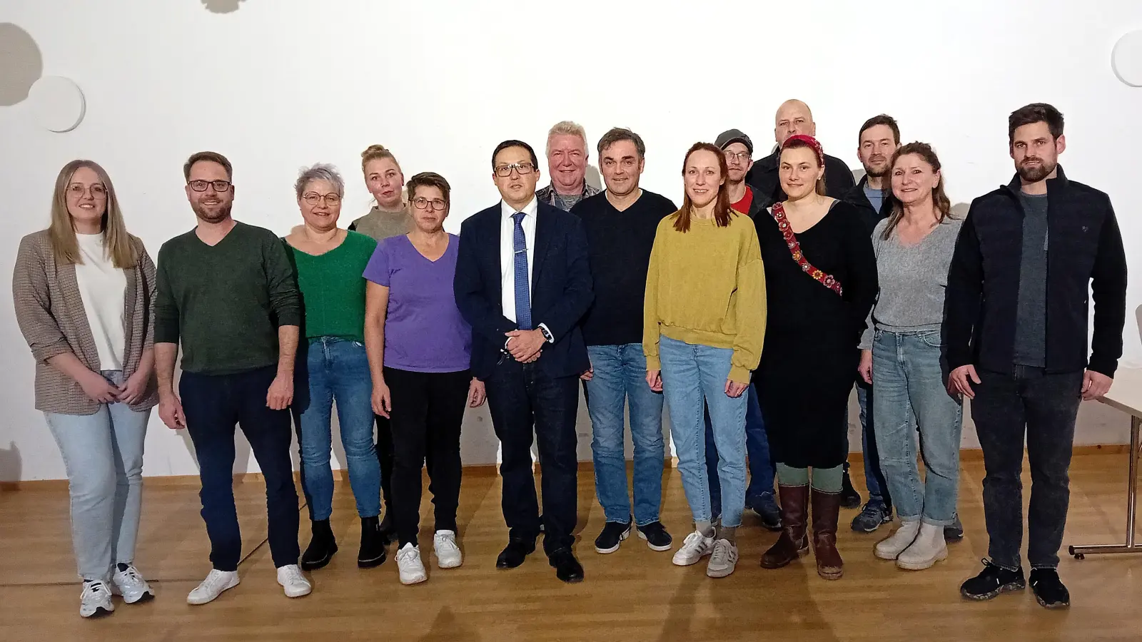 Oliver Frank (Sechster von links) will neuer Bürgermeister von Wörnitz werden. 17 Frauen und Männer kandidieren für den Gemeinderat. (Foto: Susanne Landgraf)