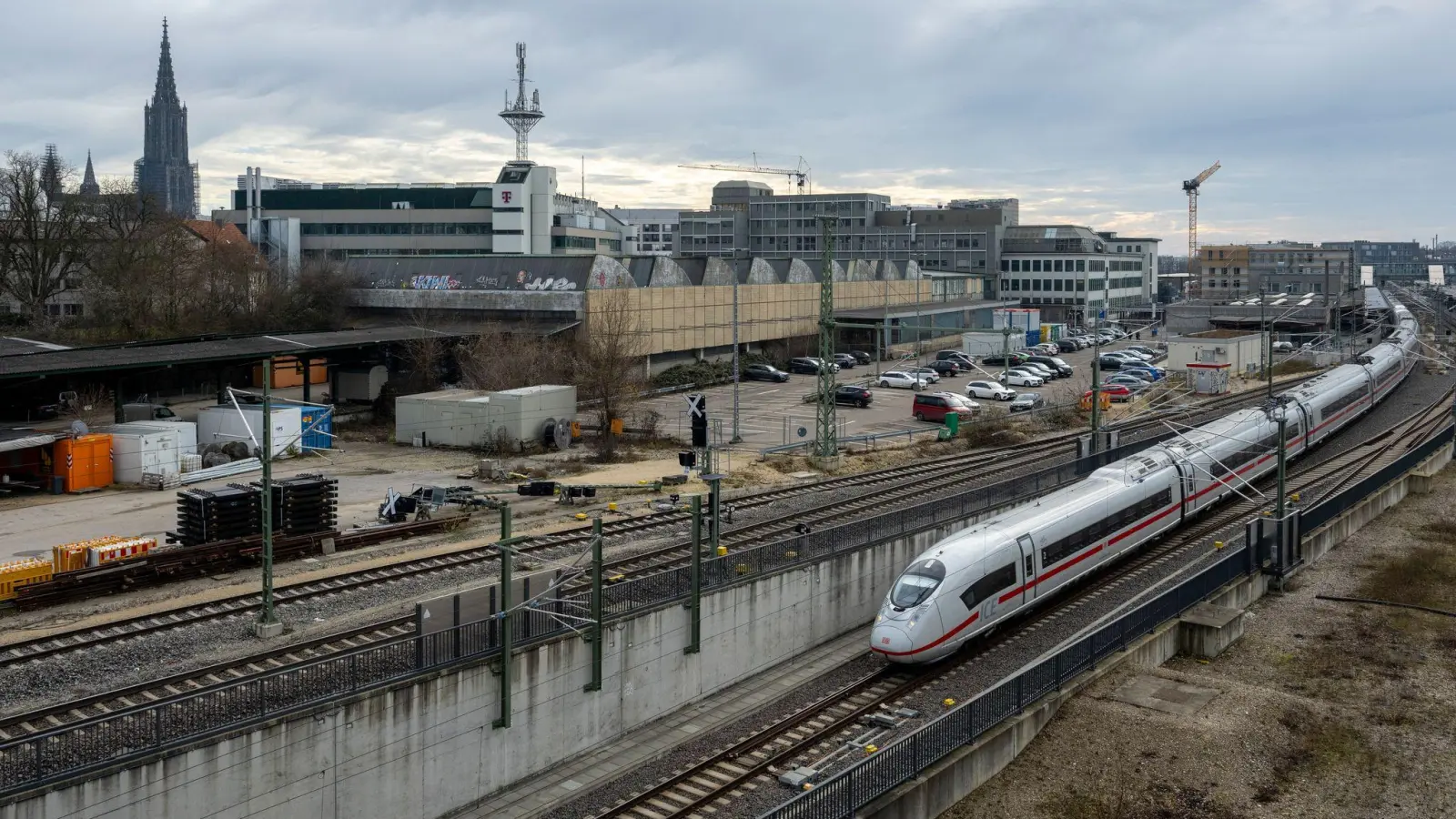 Der Ulmer Hauptbahnhof wird umfangreich saniert. (Foto-Produktion) (Foto: Stefan Puchner/dpa)