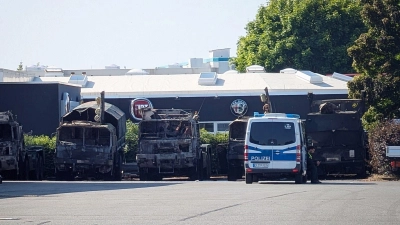 Sechs Bundeswehr-Fahrzeuge sind am Samstagabend in Erfurt in Brand geraten. Die Kriminalpolizei ermittelt wegen Brandstiftung.  (Foto: Martin Wichmann/WichmannTV/dpa)