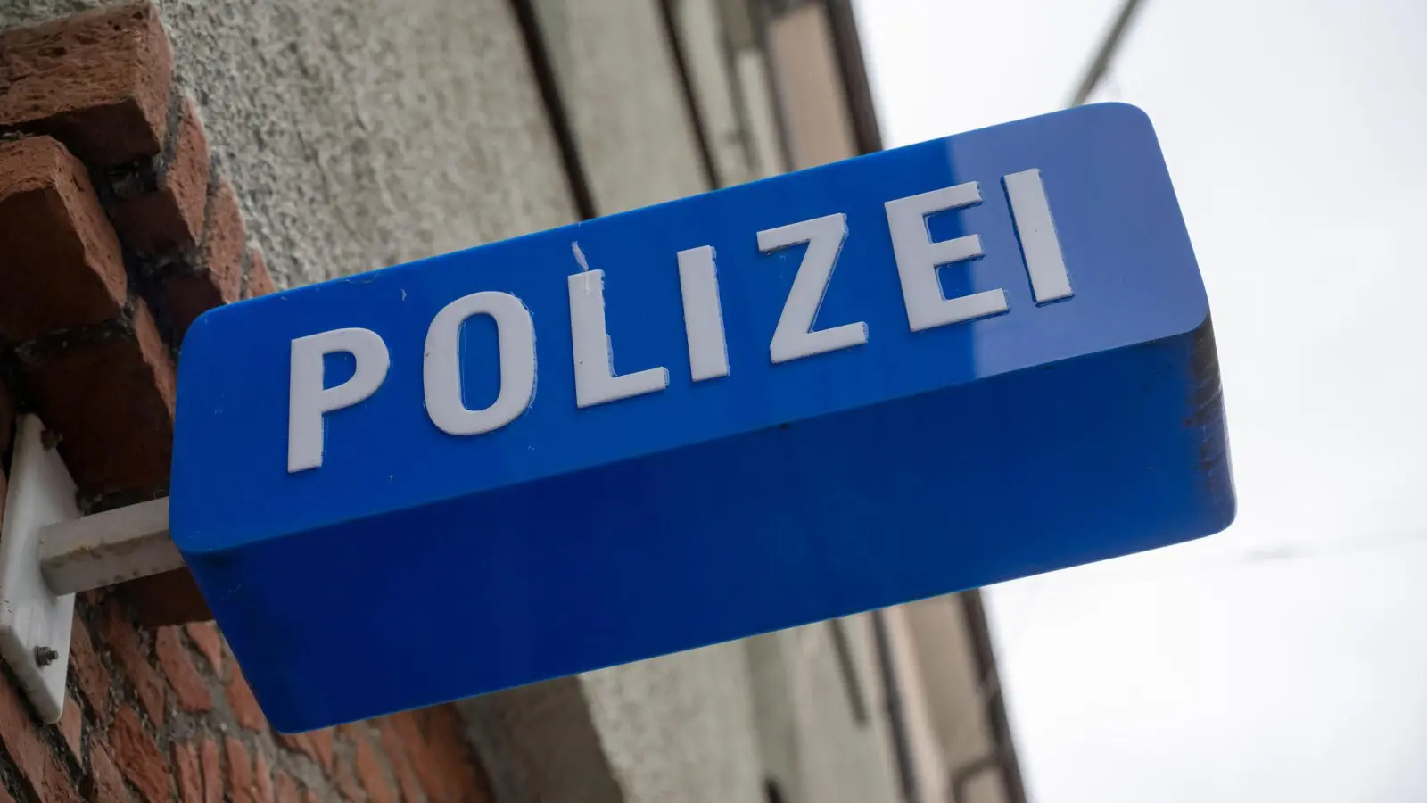 Die Polizei fahndet jetzt nach den unbekannten Schmuckdieben. (Symbolbild) (Foto: Peter Kneffel/dpa)