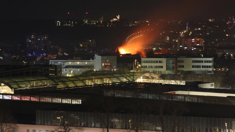 Brand in Ansbach Silvesternacht 2025 in der Herbartstraße 200 Einsatzkräfte (Foto: Alexander Biernoth)