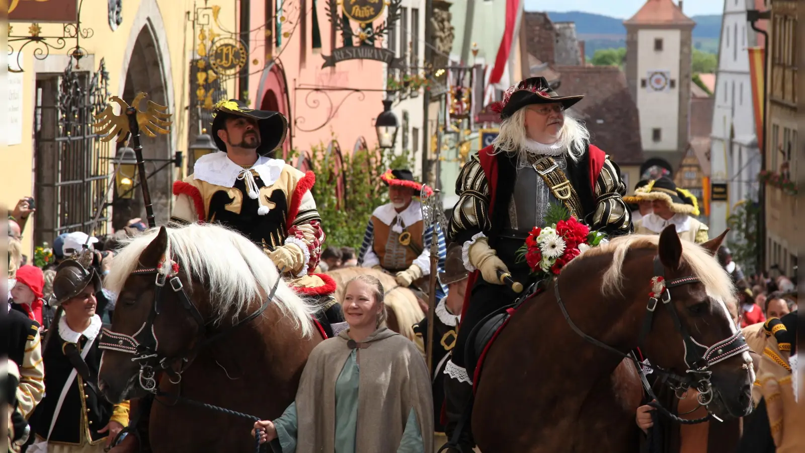 Der Große Heereszug zählt zu den Höhepunkten des alljährlichen Meistertrunk-Programms. Seitens der Stadt und der Festspielverantwortlichen wird gehofft, dass dieses Großereignis weiterhin in der bisherigen Form stattfinden kann. (Foto: Jürgen Binder)