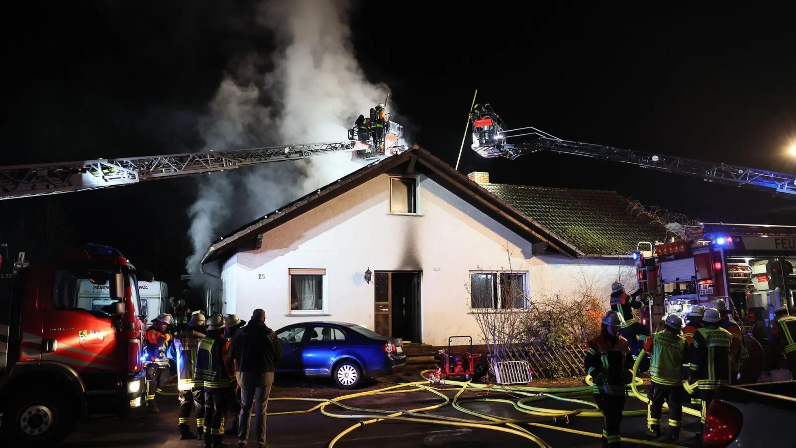 Bei dem Brand in Großostheim wurden mehrere Menschen verletzt.  (Foto: Ralf Hettler/dpa)