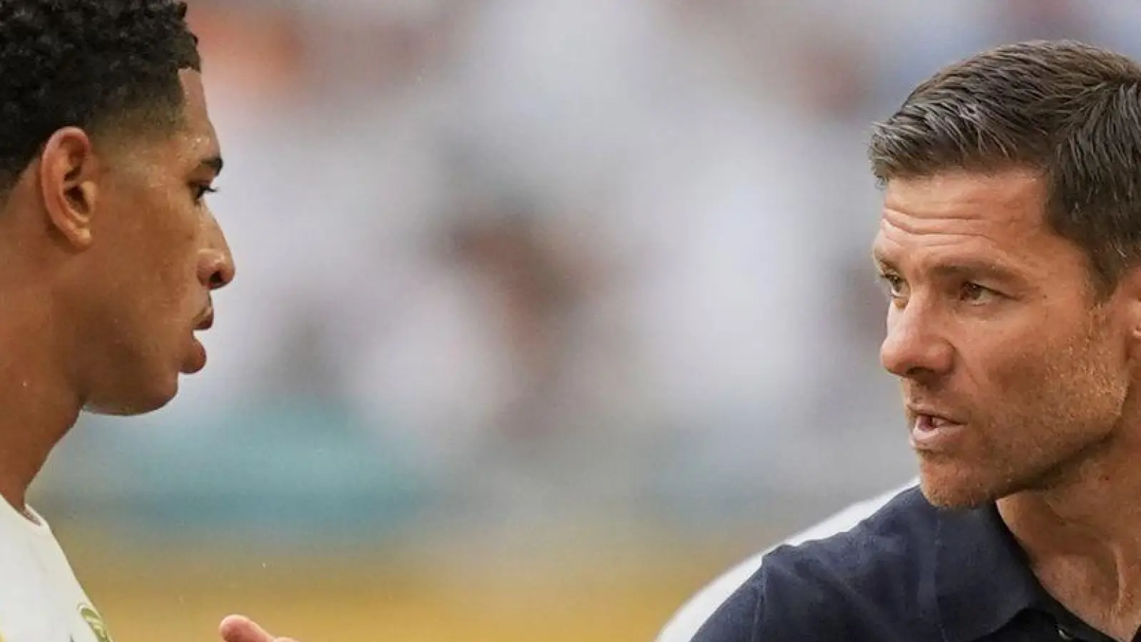 Bellingham (l) wehrt sich nach Kritik rund um das Aus von Ex-Coach Alonso (M). (Archivbild) (Foto: Rebecca Blackwell/AP/dpa)